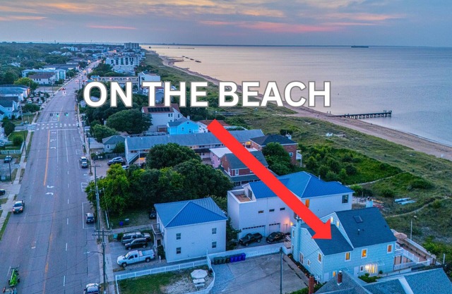 Beachfront 2BD+Den: DirectAccess|FencedYard|DogsOK