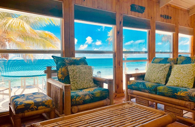 BEACHFRONT Banana Wind Cottage
