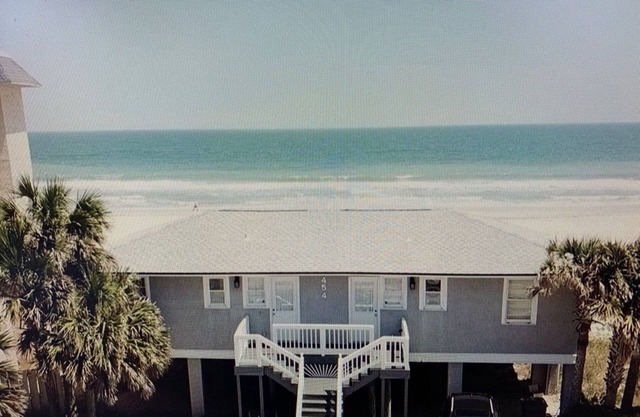Beachfront Cottage with a GREAT view!