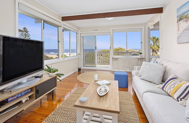 BEACHFRONT OASIS Jones Beach Kiama. Best views, direct beach access, cozy. Relax