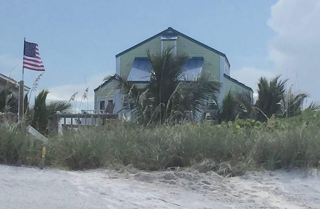 Beachfront/Riverfront - 2 living areas, Flexible 3 Bedroom 3 Bath