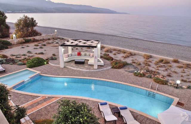 Beachfront villa with private pool,ping-pong & BBQ