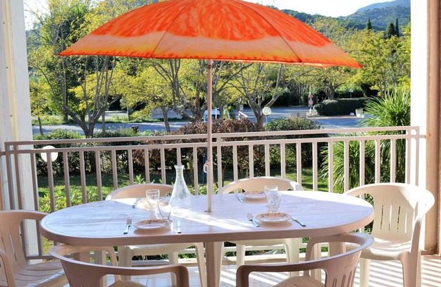 Beachside 2-Room Apartment with Terrace and Parking, Sleeps 6 - Le Lavandou