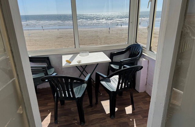Beachside Apartment with Stunning Sea Views (only a few steps from the beach!)