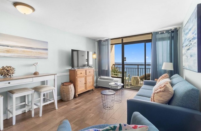 Beachside Bliss: Oceanfront Suite w/Breakfast