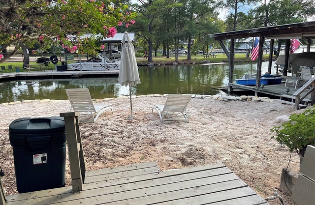 Beachy-Keen Cottage on Lake LBJ; Canoe, Kayaks, Slip, Pets welcome!nn
