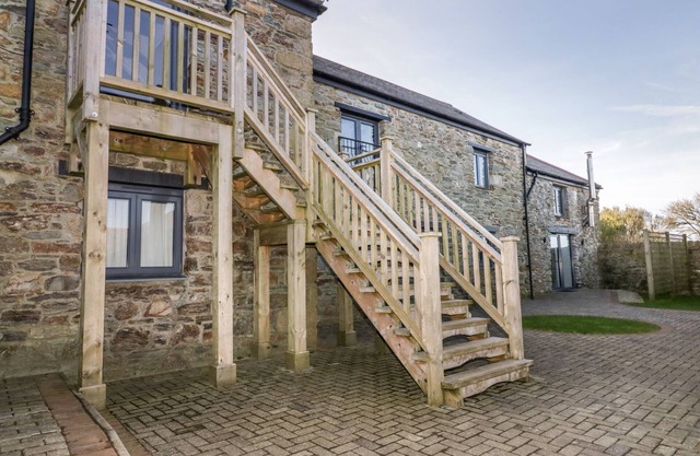 BEACON BARN, pet friendly, with open fire in St Agnes