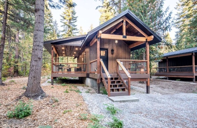 "Bear Den" a Cozy 1 Bedroom tiny Cabin with Hot tub