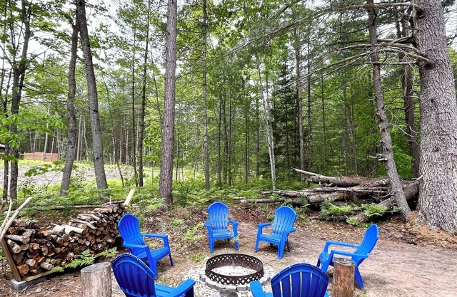 Bear Lake Cottage: Crunching Leaves and Lake Views Enjoy Fall Getaways Here!