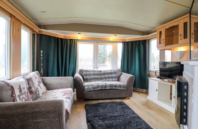 BEATRICE'S STATIC CARAVAN, pet friendly in Spalding