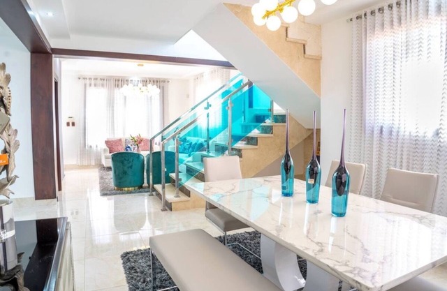Beautiful home with a private pool-15 mins from Santiago airport