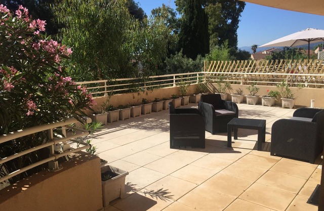 Beau T2/3 rdc Avec Grande Terrasse en Corse