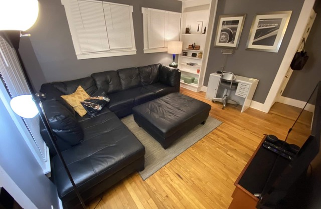 Beaumont Nurses or Dr’s need quarantine site? Downtown Royal Oak, charming 2bd