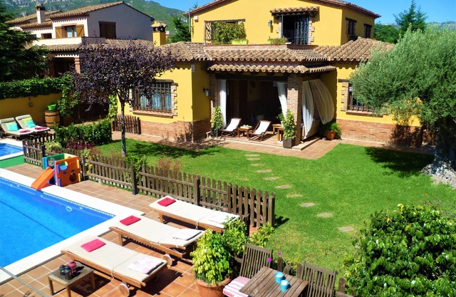 Beautiful and quiet villa near beach. Large garden, fenced pool and barbecue