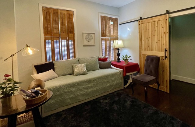 Beautiful 2 level condo in the heart of Old Town Alexandria