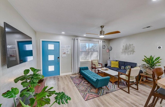 Beautiful 3bd 2ba POOL Home near 15-20 min from Clearwater FL