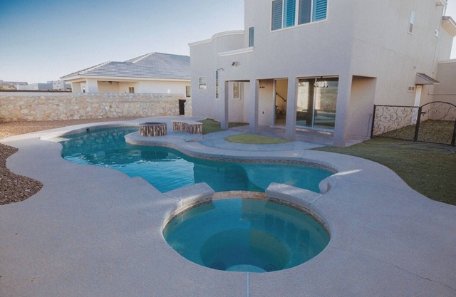 Beautiful 4-bedroom house with amazing pool!