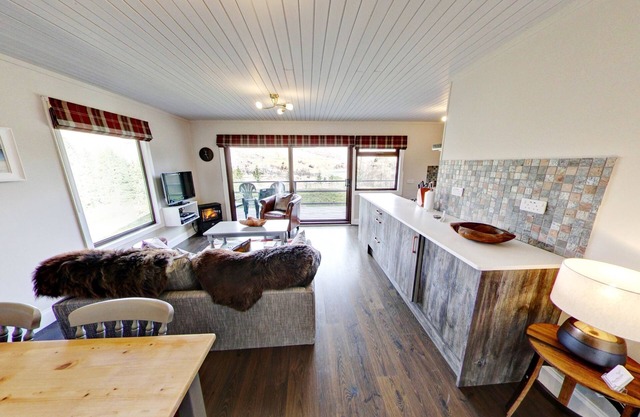 Beautiful 4 star, 2 bedroom chalet with stunning loch and mountain views