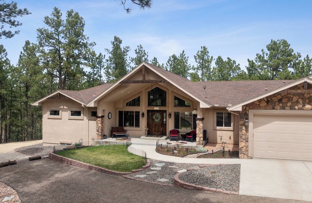 Beautiful 4br, 2 ba on 5 ac. Pvt patio, hot tub & pool table, 10 min fr USAFA