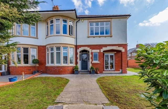 Beautiful 5 bedroom House in smart suburb. Close to beautiful Lake & Parkland.