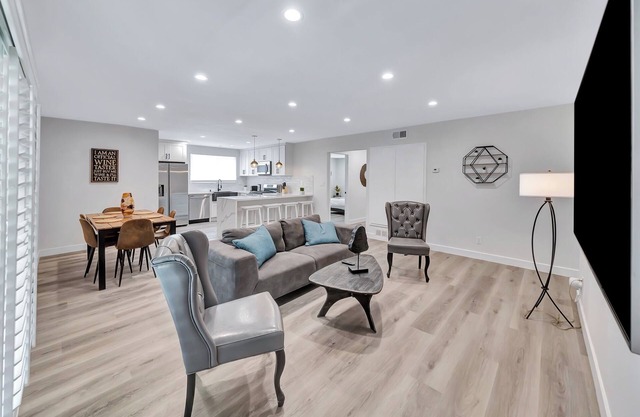 Beautiful 5BR House W/2 King Beds & Jacuzzi!
