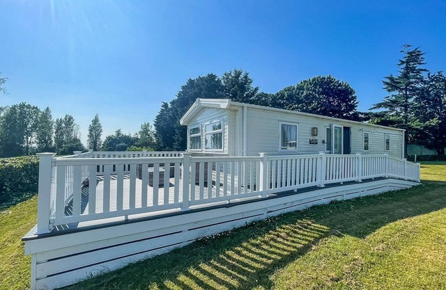 Beautiful 6 berth caravan with decking in Norfolk ref 89001MV