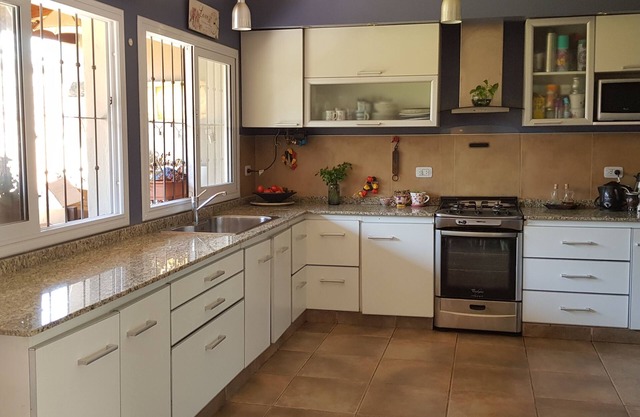 Beautiful and comfortable house with fireplace, barbecue, gallery, patio and garage