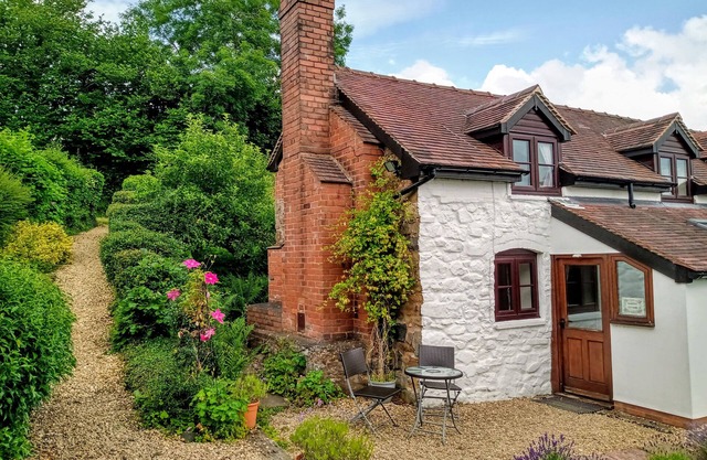 Beautiful and Quiet Rural hideaway for two near Ludlow with stunning views