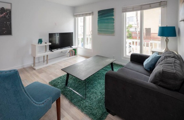 Beautiful and Spacious 1 Bed, Steps to the Beach!