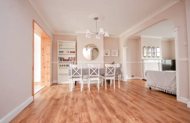 Beautiful and Spacious Home! Easy transport links to the city centre and beach