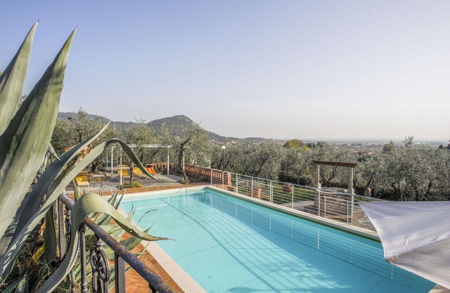 Beautiful apartment for 6 guests with hot tub, pool, WIFI, TV, patio, pets allowed and parking