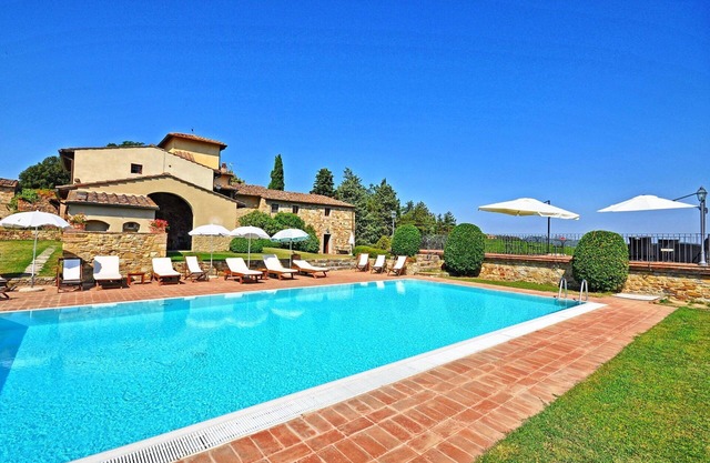 Beautiful apartment with A/C, WIFI, pool, TV, pets allowed and parking, close to Greve In Chianti