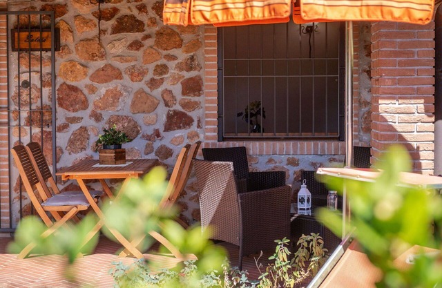 Beautiful apartment in villa for 2 guests with A/C, WIFI, TV, terrace, pets allowed and parking