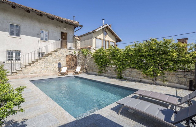 Beautiful apartment for 4 people with pool, WIFI and terrace, close to Alba