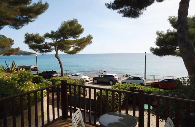 Beautiful apartment for 6 pers in front of the sea and the Gigaro beach