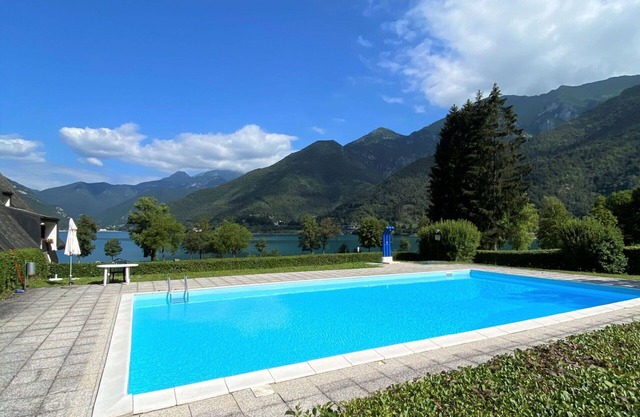 Beautiful apartment for 5 guests with WIFI, pool, TV, balcony, pets allowed and parking