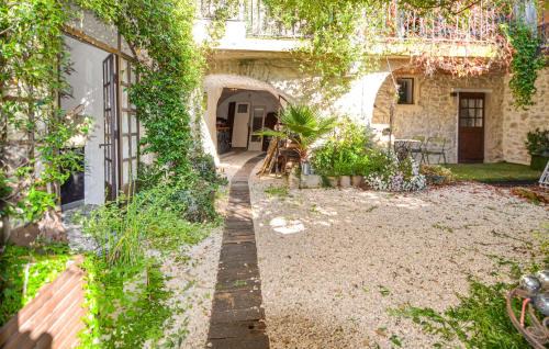 Beautiful Apartment In Fons Sur Lussan