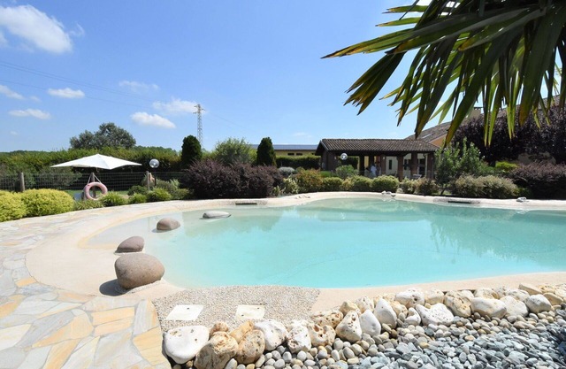 Beautiful apartment in villa for 4 people with pool, A/C, WIFI, TV, patio and parking