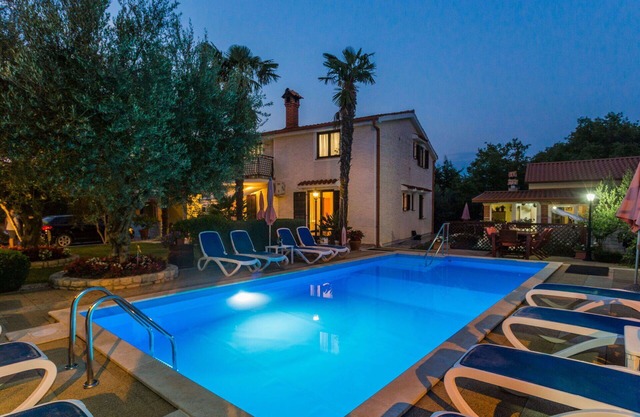 Beautiful apartment for 5 guests with WIFI, A/C, pool, TV, terrace, pets allowed and parking