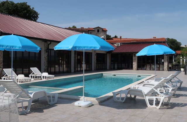 Beautiful apartment in villa for 6 guests with pool, A/C, WIFI, TV, patio, pets allowed and park.