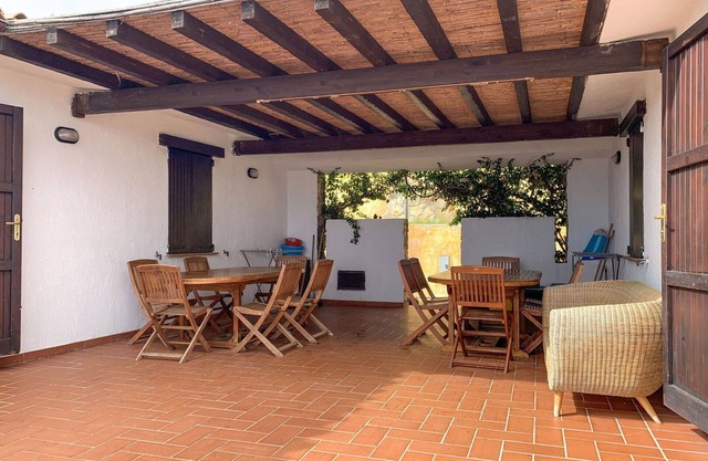 Beautiful apartment in villa for 10 guests with A/C, TV, terrace, pets allowed and parking