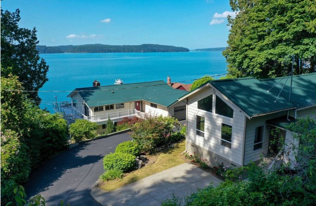 Beautiful Beach House and additional beach cabin with Olympic Mountain view
