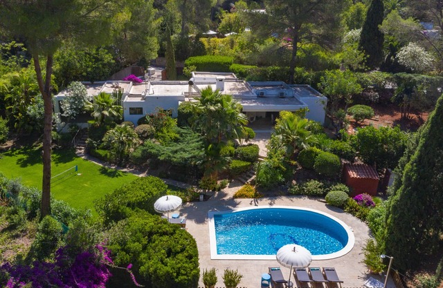 Beautiful bohemian villa sleeps 7 near ibiza town with tropical gardens&big pool