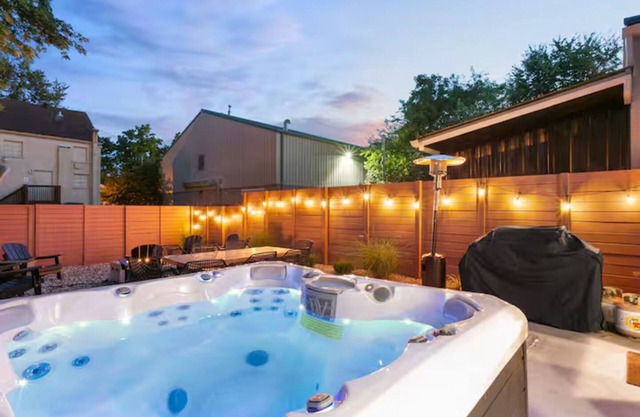 Beautiful Brick Home|HotTub|KingBed|FirePit|BBQ|70"TV|NuLu|