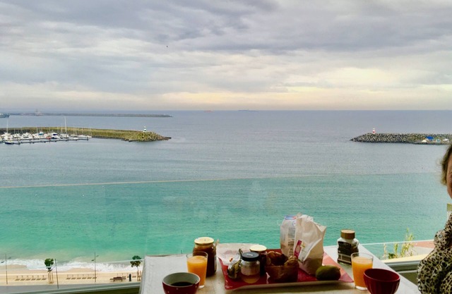 Beautiful bright duplex facing the sea and beach at your feet, fishing port