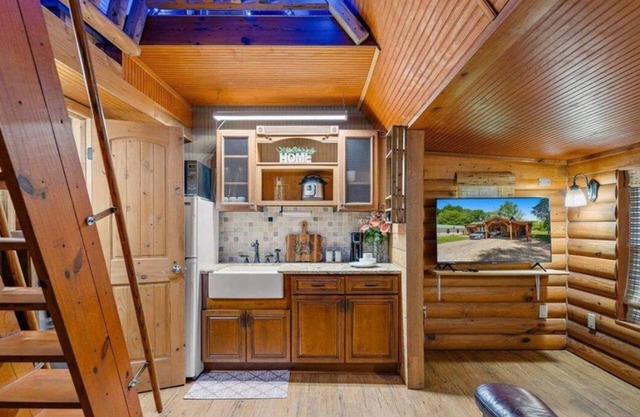 Beautiful Cabin in a great neighborhood and minutes from Baton Rouge!