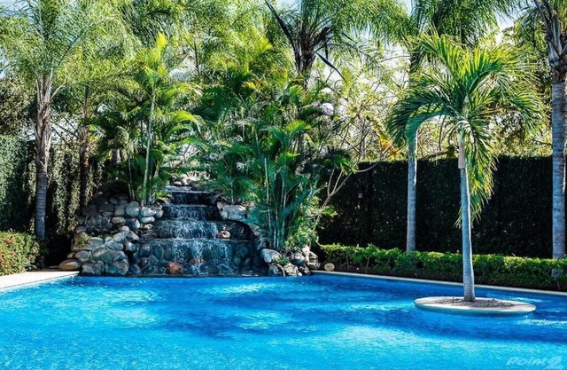 Beautiful Condo wJacuzzi tub Steps to beach