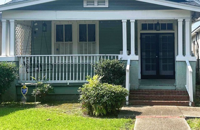 Beautiful Cottage - Prime Downtown Location!