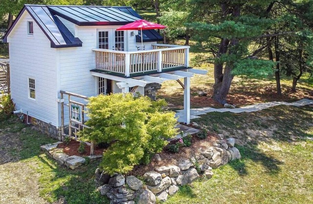 Beautiful cozy cottage for spring fun!
