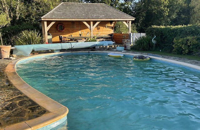 Beautiful detached early Georgian country house, pool & 2 bedroom cottage.